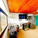 Cozy 5 Bedroom, 6 Bathroom Apartment