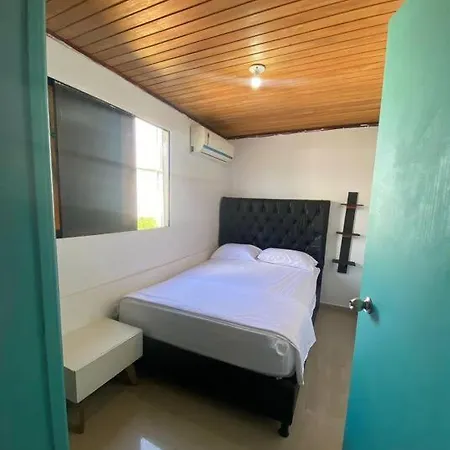 Cozy 5 Bedroom, 6 Bathroom Apartment *