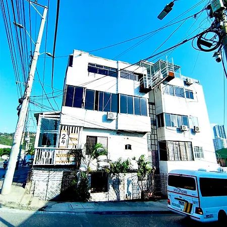 Cozy 5 Bedroom, 6 Bathroom Apartamento